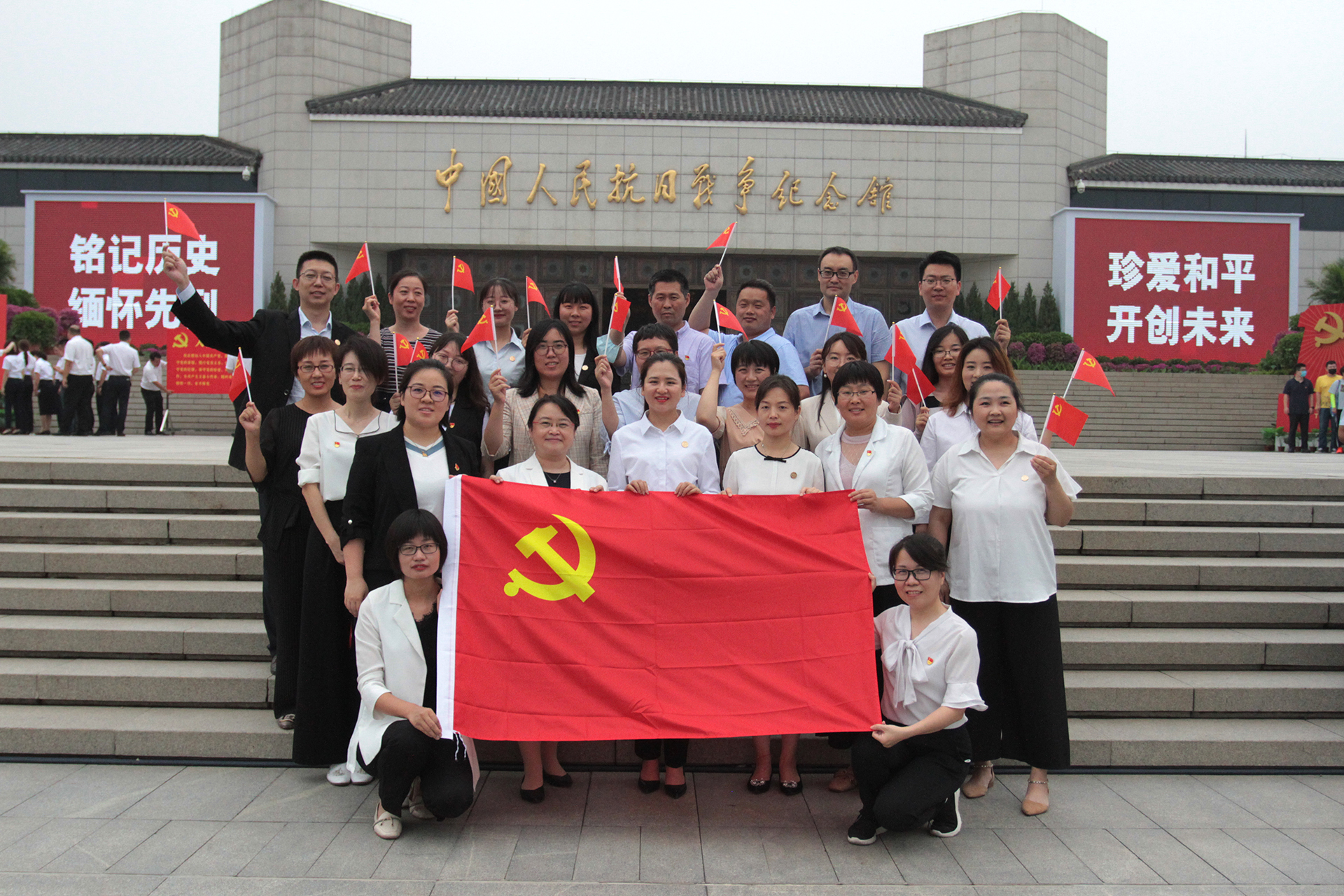 4高举旗帜跟党走，不忘初心永向.JPG