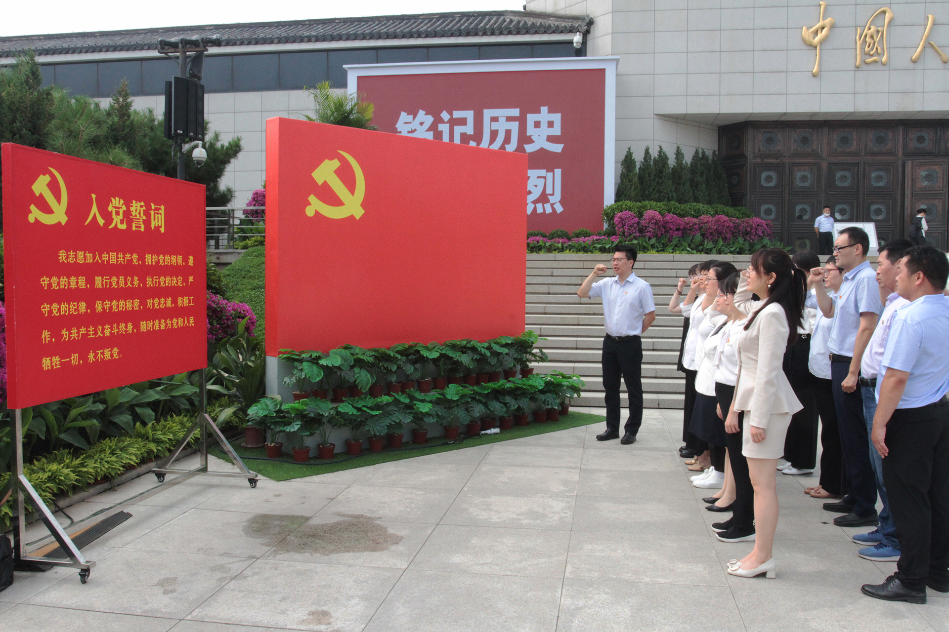 5尊龙凯时人生就博官网登录的党员同志们高举右拳，重温入党誓.JPG