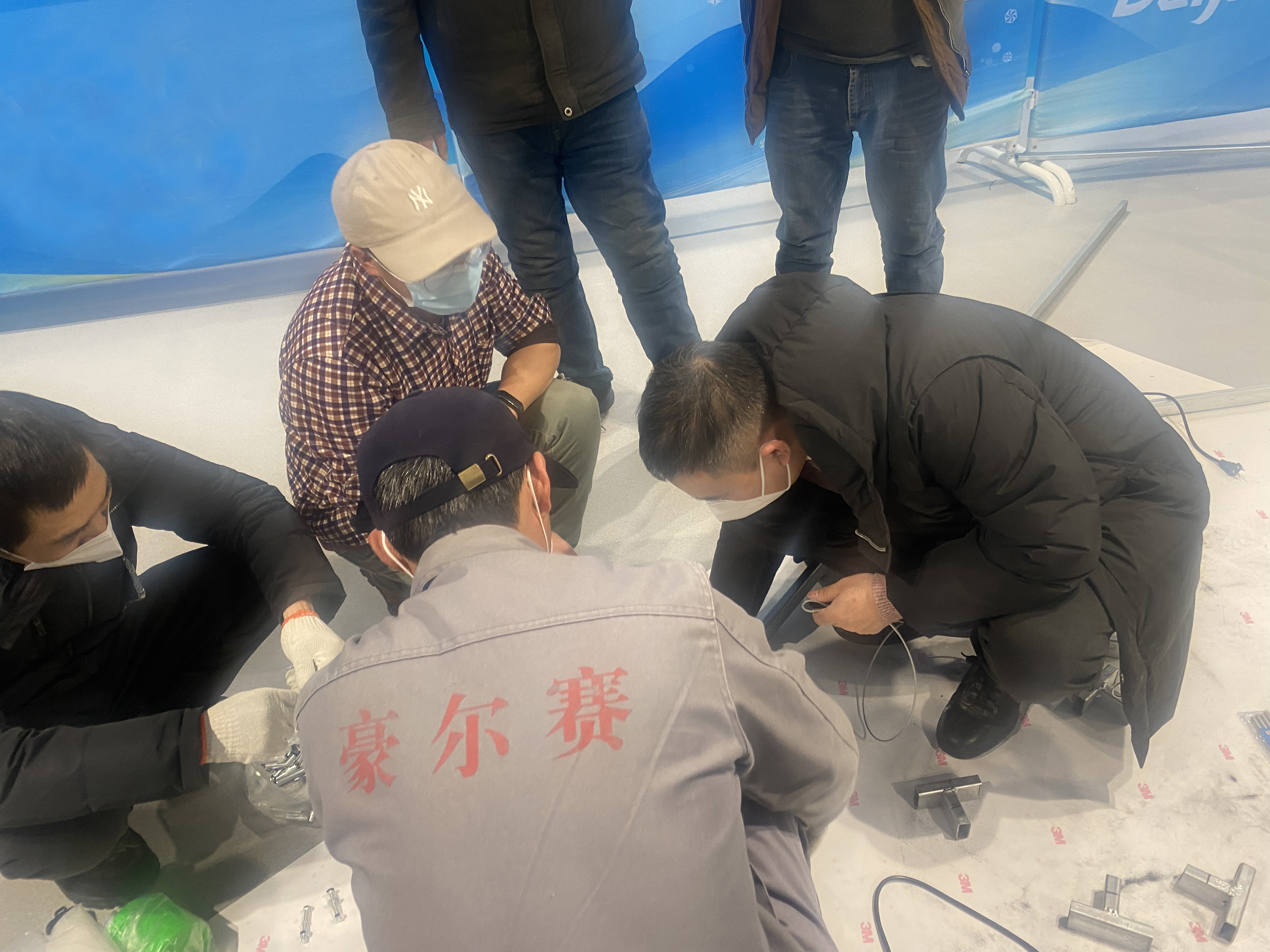 11尊龙凯时人生就博官网登录为速度滑冰比赛提供专业转播设备安装服务.jpg